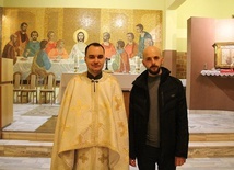 Ks. Dmytro i kleryk Taras w kaplicy kościoła Chrystusa Króla na bielskich Leszczynach.