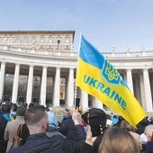 Wierni z flagami Ukrainy słuchali papieża na placu św. Piotra.