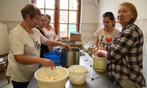 Panie z Ukrainy pomagają w przygotowaniu posiłku.