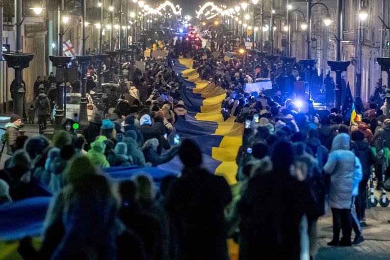 300-metrowa niebiesko-żółta flaga na wiecu poparcia dla Ukrainy