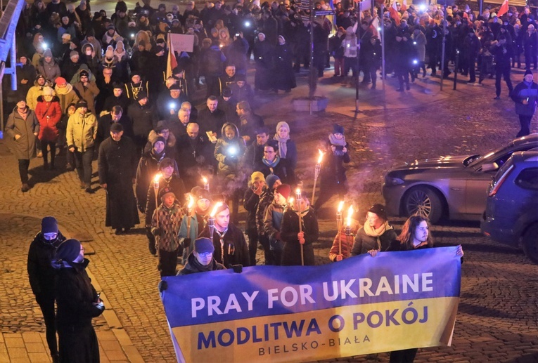 Uczestnicy międzyreligijnej modlitwy szli ulicami bielskiej starówki.