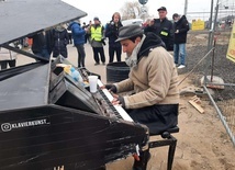 Sycylijski pianista gra na fortepianie na granicy w Medyce