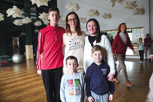 Natalia z Rusłanem oraz Oksana z Tymoteuszem i Aleksandrem na zajęciach w ośrodku kultury.