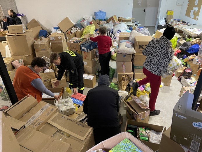 Codziennie trwa wielka praca wolontariuszy przy pakowaniu darów.