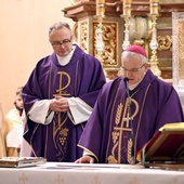 Nowy proboszcz wraz z biskupem przy ołtarzu.