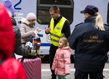 Klerycy pomagają na dworcu kolejowym przyjmować uchodźców. "To element formacji"
