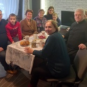 Uchodźców odwiedzili duszpasterze z par. w Szczawie, by rozeznać, jak są ich potrzeby.