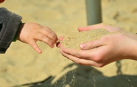 Warto trzymać piasek czy lepiej rękę?