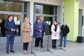 Wiceprzewodnicząca Komisji Europejskiej, trzecia z lewej, była zachwycona organizacją opieki nad dziećmi. 