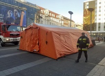Katowice. Ogrzewane namioty dla uchodźców przy dworcu kolejowym