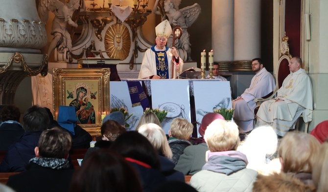 Od początku Msza św. jest głównym punktem kobiecych spotkań. Co roku przewodniczy jej ordynariusz diecezji bp Andrzej F. Dziuba.