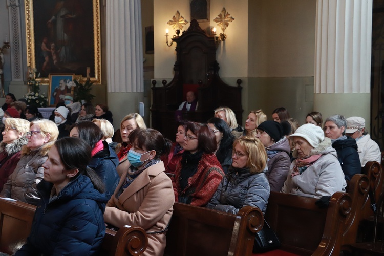 Ponad 150 pań modliło się w intencji kobiet diecezji łowickiej, ale także o pokój na świecie, zwłaszcza w Ukrainie. 