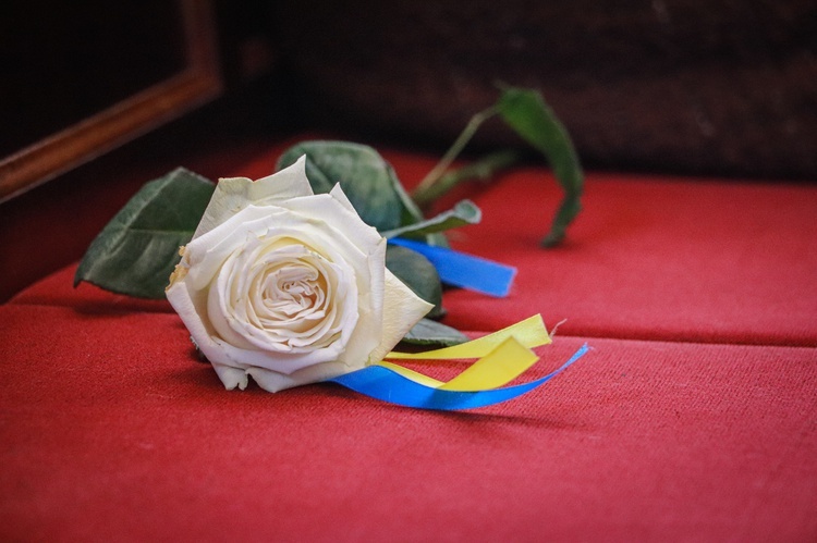 Białe róże przewiązane żółtą i niebieską wstążką były drobnym, ale wymownym symbolem solidarności z Ukrainkami.