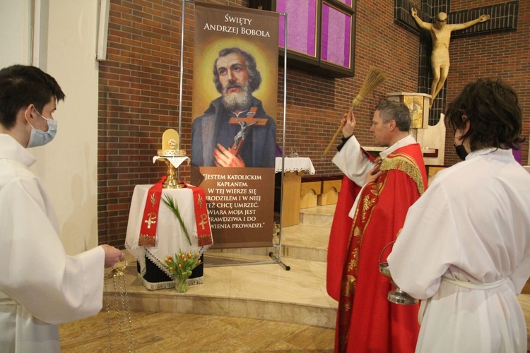 Przy relikwiach św. Andrzeja Boboli ks. proboszcz Piotr Leśniak poprowadził modlitwę za wstawiennctwem świetego męczennka.