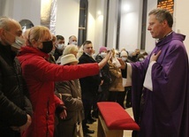 Po Mszy św. ks. proboszcz Piotr Leśniak podał relikwie św. Andrzeja Boboli wiernym do uczczenia.