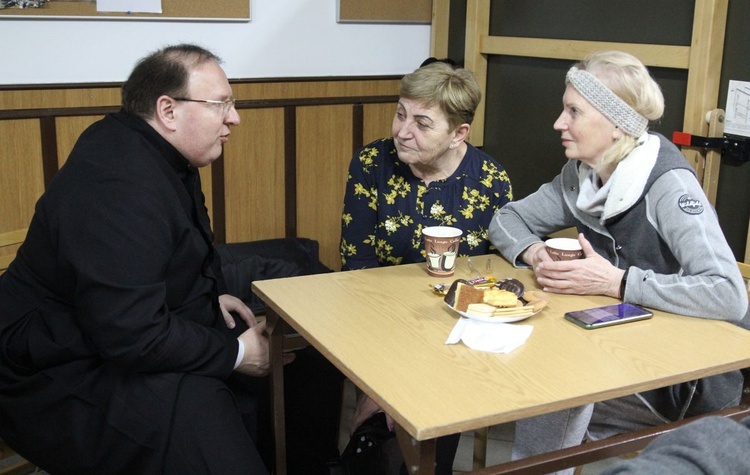 Ks. wikary Sławomir Kosiński podczas rozmowy z uchodźczyniami z Ukrainy mieszkajacymi w Leśnej.