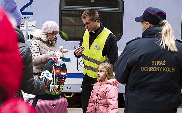 Salwatoriański kleryk Filip Budai odbiera pasażerów pociągu, który przyjechał do Wrocławia.