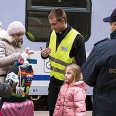 Salwatoriański kleryk Filip Budai odbiera pasażerów pociągu, który przyjechał do Wrocławia.