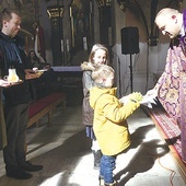 Duszpasterz DK i rodziny podczas Eucharystii.