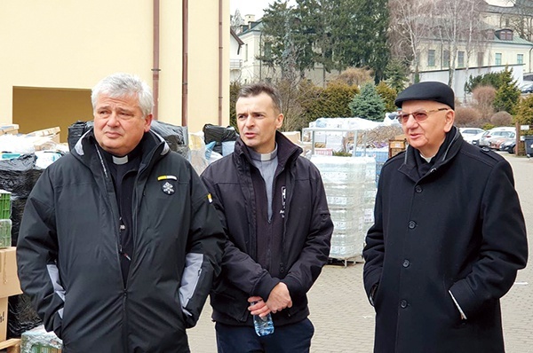 Jałmużnik papieski, ks. Paweł Tomaszewski i abp Stanisław Budzik przed lubelską Caritas.