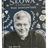  ▲	W „Słowach, z którymi was zostawiam” jasno i z humorem tłumaczy skomplikowane sprawy, zawsze trafiając w sedno.