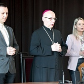 Od lewej: ks. Wojciech Głogowski, bp Janusz Ostrowski, Sylwia Mikołajczyk. 