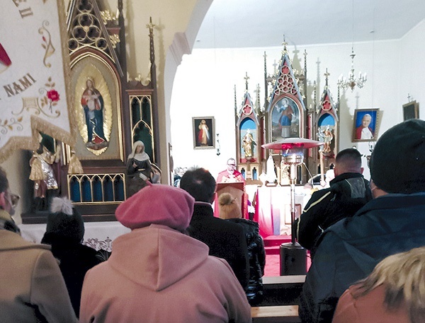 ▲	Trzeźwi alkoholicy i abstynenci spotykają się w kościele pw. św. Urszuli w Gwizdanowie. 