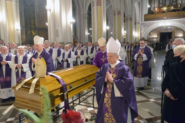 Początek uroczystości pogrzebowych śp. bp. Adama Odzimka