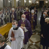 Dwudniowe uroczystości pogrzebowe sufragana radomskiego rozpoczęła żałobna Msza św. sprawowana w radomskiej katedrze.