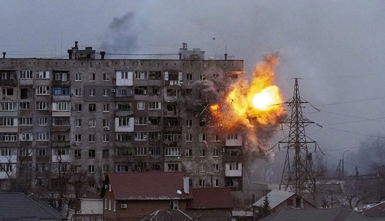 Dom mieszkalny w Mariupolu pod ostrzałem rosyjskiego wojska.