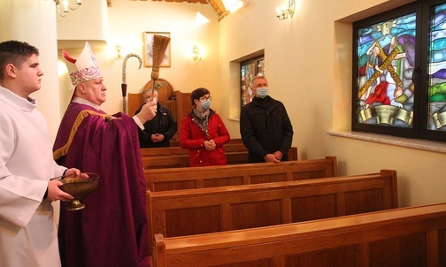 Bp Piotr Greger poświęcił stacje drogi krzyżowej w kaplicy na Zasolu koło Bielan.