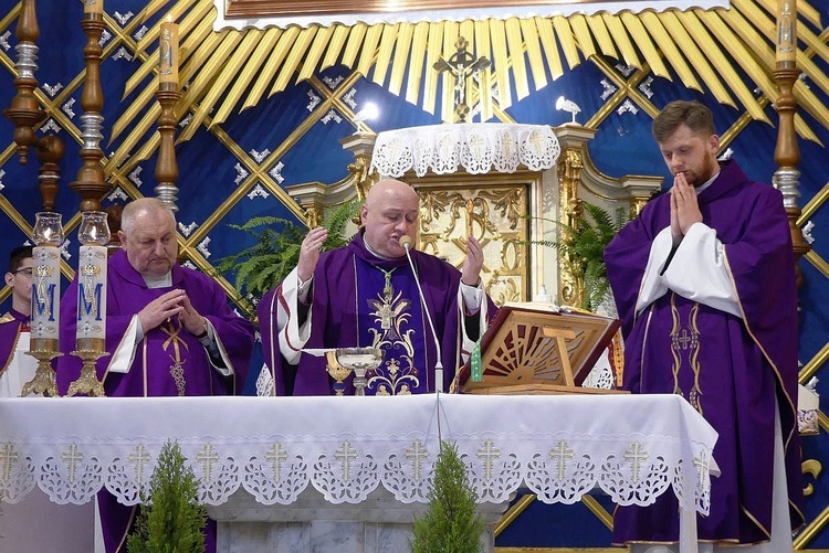 Razem z biskupem Piotrem Gregerem Mszę św. przed erygowaniem drogi krzyżowej sprawowali ks. proboszcz Andrzej Zając i ks. wikary Paweł Faruga.
