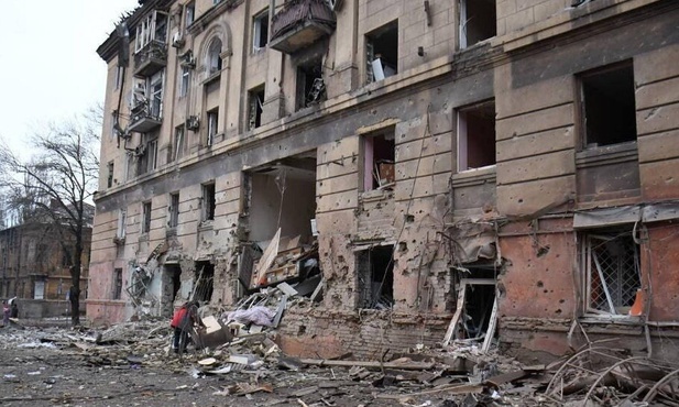 Mer Mariupola: walki uliczne utrudniają wydostanie ludzi z piwnicy zbombardowanego teatru
