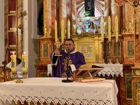Na zakończenie Mszy św. na szczycie góry ks. Pleśnierowicz pobłogosławił relikwiami św. Andrzeja Boboli.