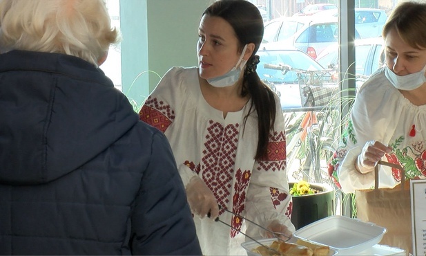 Dzień kuchni ukraińskiej w Ciechanowie cieszył się ogromnym zainteresowaniem. Był również formą wsparcia dla Ukrainy.
