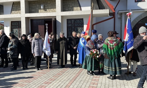 Uroczystości przy symbolicznej mogile partyzantów przed kościołem w Ciścu.