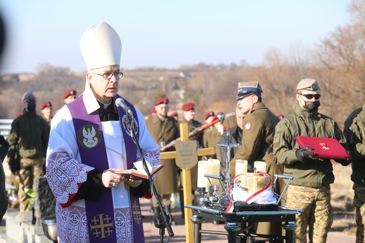 Modlitwom w kościele i na cmentarzu przewodniczył bp Wiesław Lechowicz, biskup polowy Wojska Polskiego.