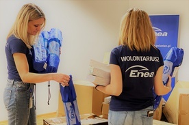 Dary dla potrzebujących pomagają pakować wolontariusze.
