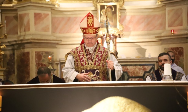 Bp Muskus: Papież nie jest politykiem, ale pasterzem