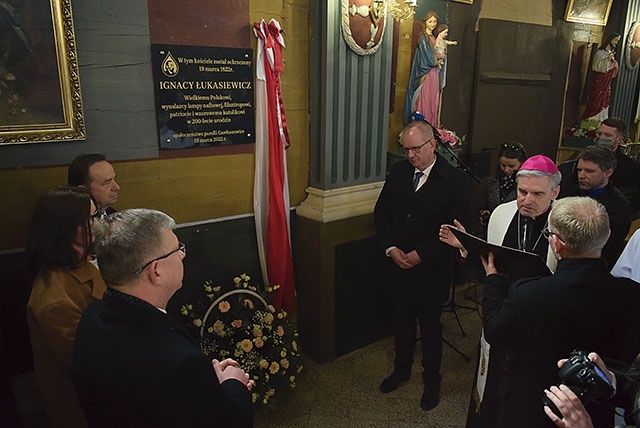 ▲	Poświęcenia pamiątkowej tablicy dokonał biskup sandomierski.