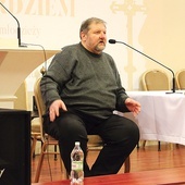 Wiesław Jindraczek na spotkaniu z młodzieżą. 