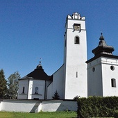 Późnorenesansowa wieża kościoła św. Stanisława jest zwieńczona attyką z grzebieniem w postaci tzw. jaskółczych ogonów.