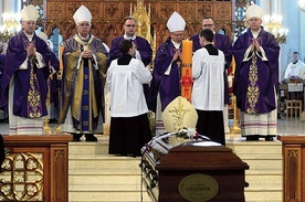 Liturgia sprawowana w radomskiej katedrze na zakończenie pogrzebowej Mszy św.