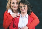 Dominika Kasińska (na zdjęciu z mamą) lubi pomagać innym, więc współtworzy programy  na rzecz osób niepełnosprawnych i angażuje się w akcje charytatywne.