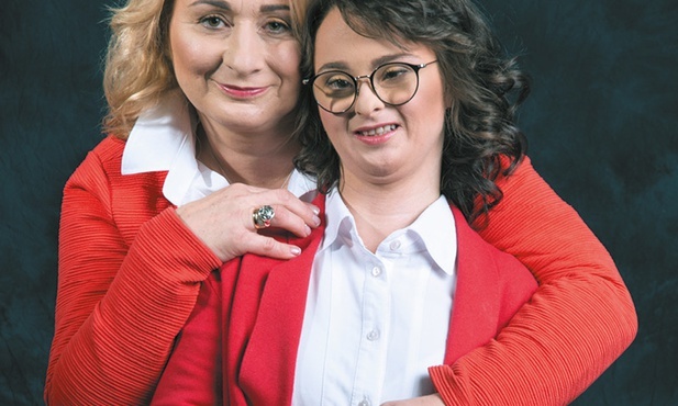 Dominika Kasińska (na zdjęciu z mamą) lubi pomagać innym, więc współtworzy programy  na rzecz osób niepełnosprawnych i angażuje się w akcje charytatywne.