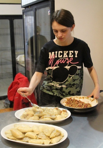 Alina, chrześnica Nataszy, nie tylko sprawnie lepiła pierogi, ale też zadbała, by na żadnym nie zabrakło skwarków i cebulki.