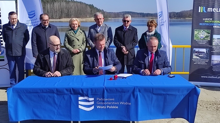 Umowę na modernizację zalewu Ruda podpisano nad zbiornikiem wodnym.