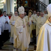 Mszy św. z okazji jubileuszu diecezji przewodniczył bp Marek Solarczyk. Z prawej ks. inf. Stanisław Pindera.