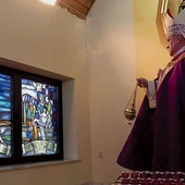 ▲	Biskup Piotr Greger erygował stacje męki Pańskiej w kaplicy Matki Bożej Królowej Polski.