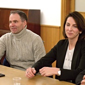 O doświadczeniach z uciekinierami opowiadali Żaneta Zacharska-Mendyka  i jej mąż Michał Mendyka.
